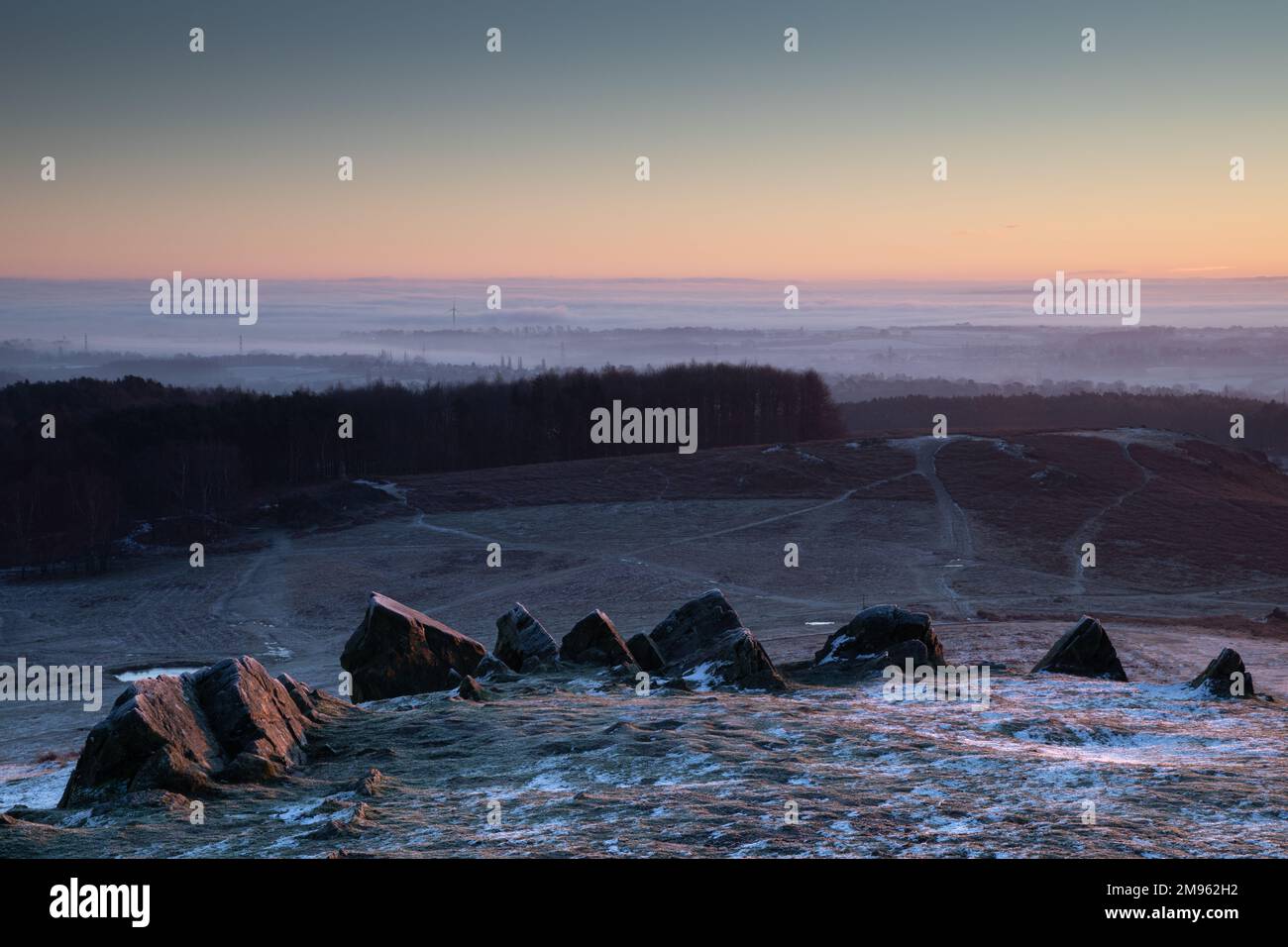 Leicestershire, Inghilterra, 17th gennaio 2023. Tempo nel Regno Unito: Durante la notte il gelo ha visto una fredda alba sulla zona di Bradgate Park della città. Credit: James Holyoak/Alamy Live News Foto Stock