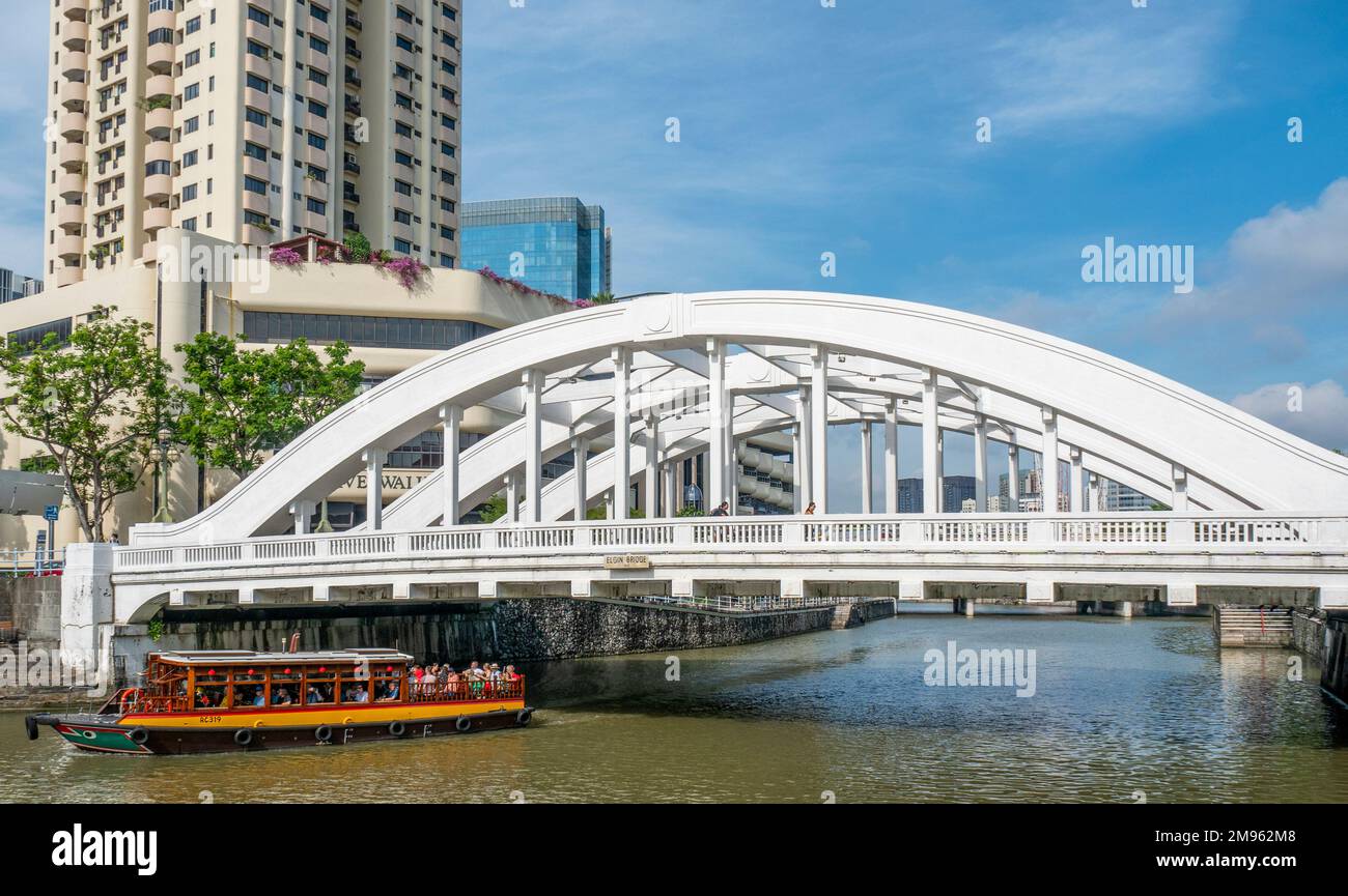 Traghetto che passa sotto il Ponte Elgin, un ponte ad arco sul Fiume Singapore nel centro di Singapore Foto Stock
