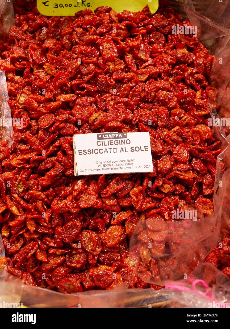 Fotografia dettagliata di pomodori secchi in vendita nel mercato Centrale di Firenze Foto Stock