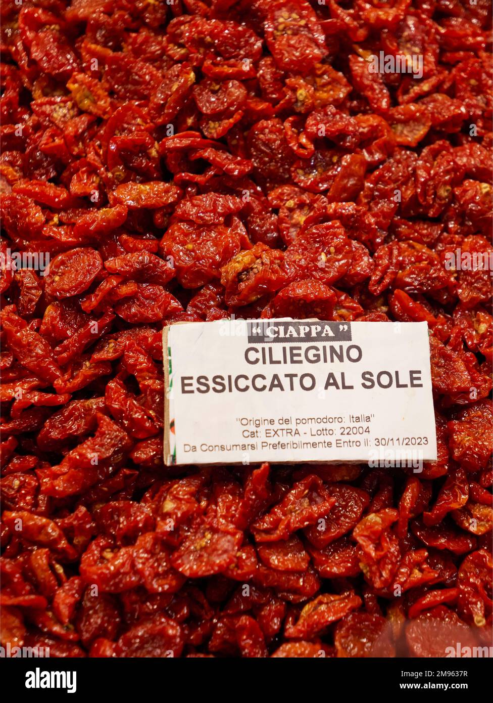 Fotografia dettagliata di pomodori secchi in vendita nel mercato Centrale di Firenze Foto Stock