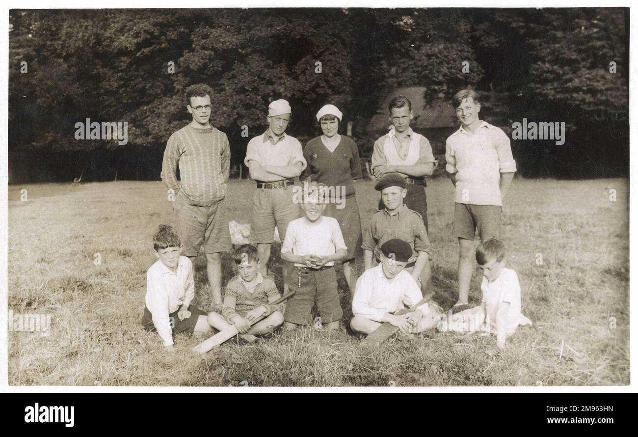 Una foto di gruppo dopo aver giocato un gioco di cricket sul verde villaggio Foto Stock