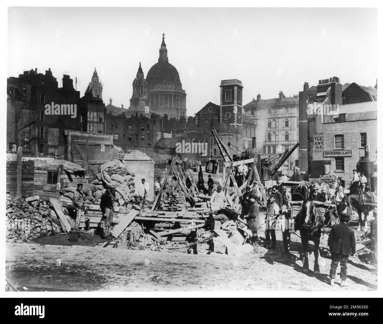 Molti lavoratori in un cantiere di costruzione nella città di Londra, a pochi chilometri dalla cattedrale di St Paul Foto Stock