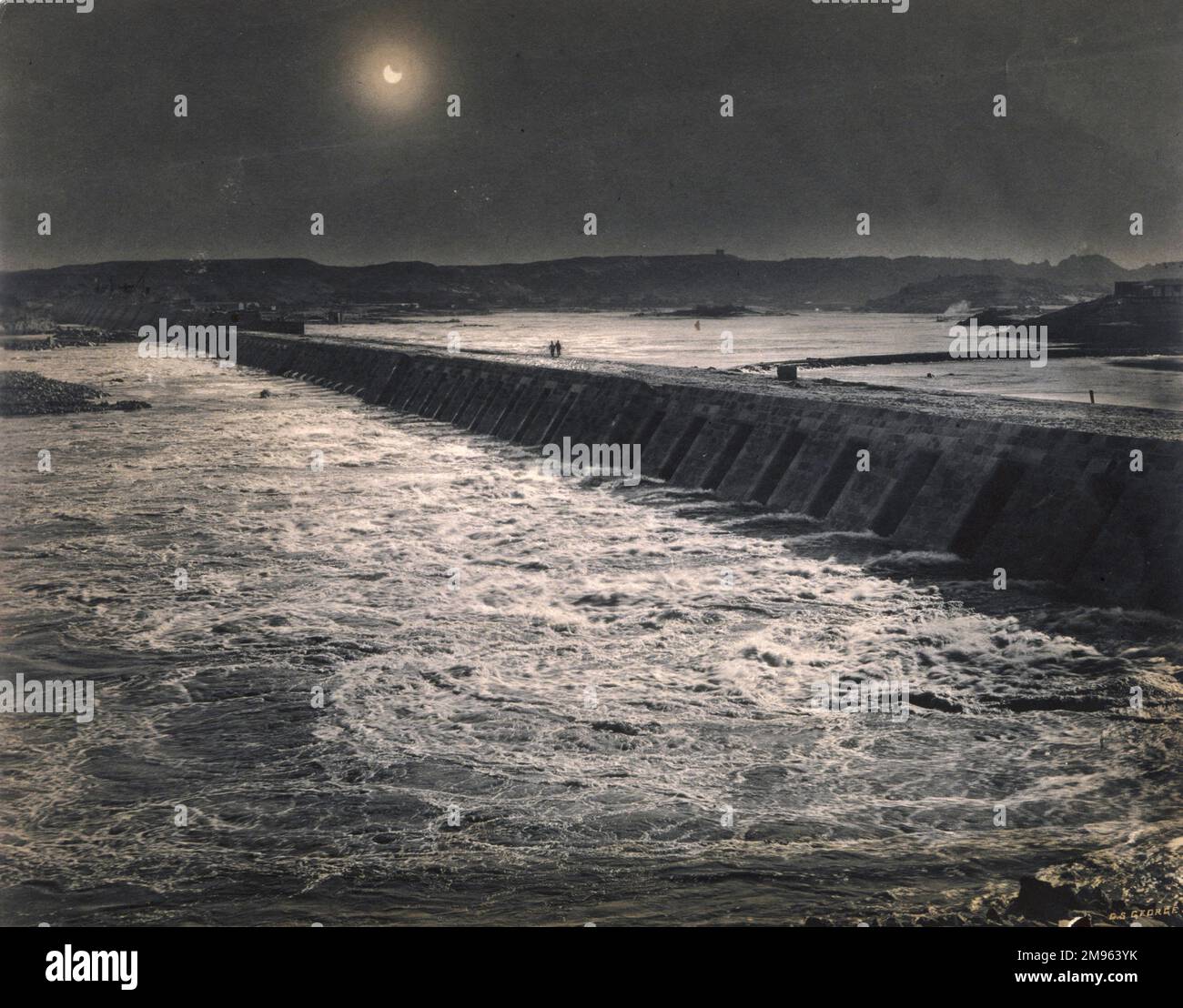 La diga di Assuan, sul fiume Nilo in Egitto, fotografata durante un'eclissi. Questa è l'unica fotografia di una diga presa durante un'eclissi in tutta la nostra collezione. Foto Stock