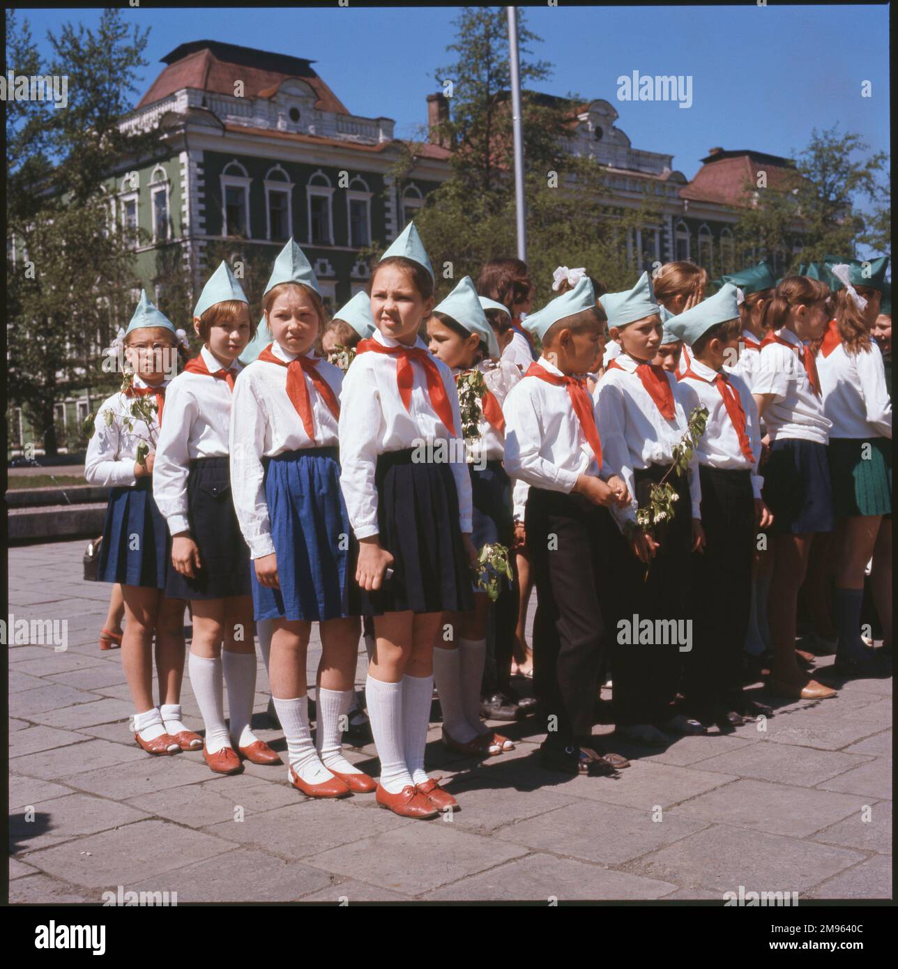 Un gruppo di ragazzi e ragazze dal look elegante, i Red Pioneers,  un'organizzazione giovanile comunista, Irktusk, URSS Foto stock - Alamy