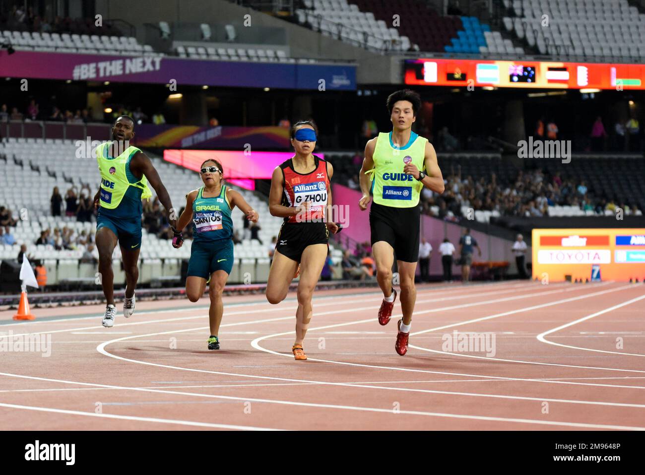 Gouhua Zhou & Julia Santos competono nella categoria 100m T11 ipovedenti dei Campionati mondiali di Para Athletics 2017 allo stadio di Londra, Regno Unito Foto Stock