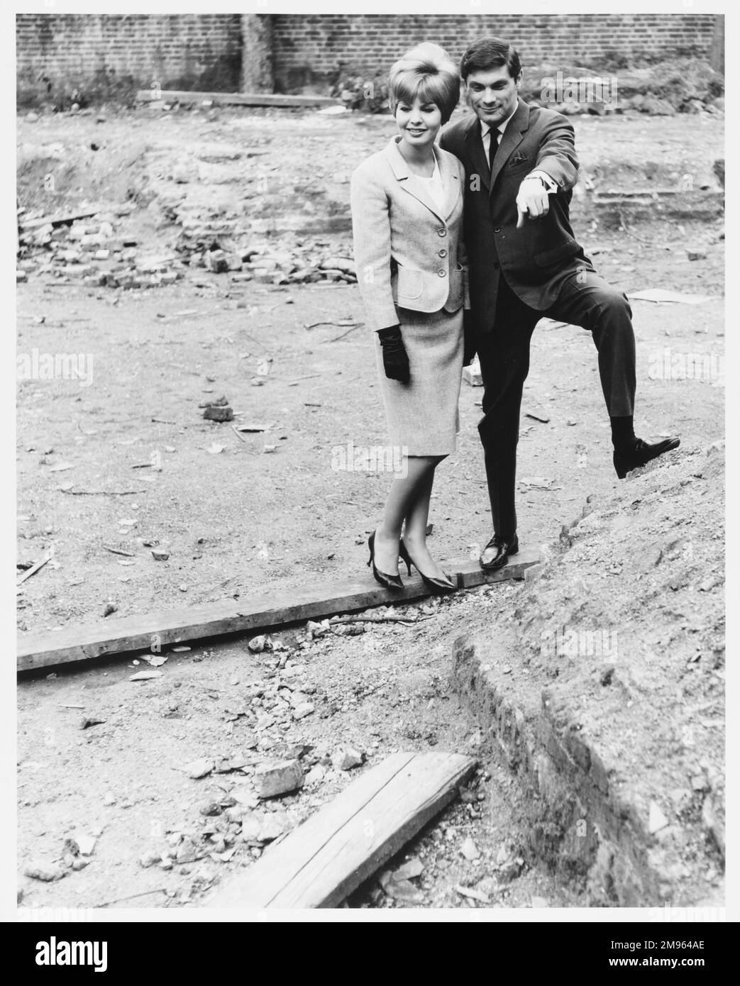 Una coppia che guarda la terra su cui progettano di costruire una proprietà. Foto Stock