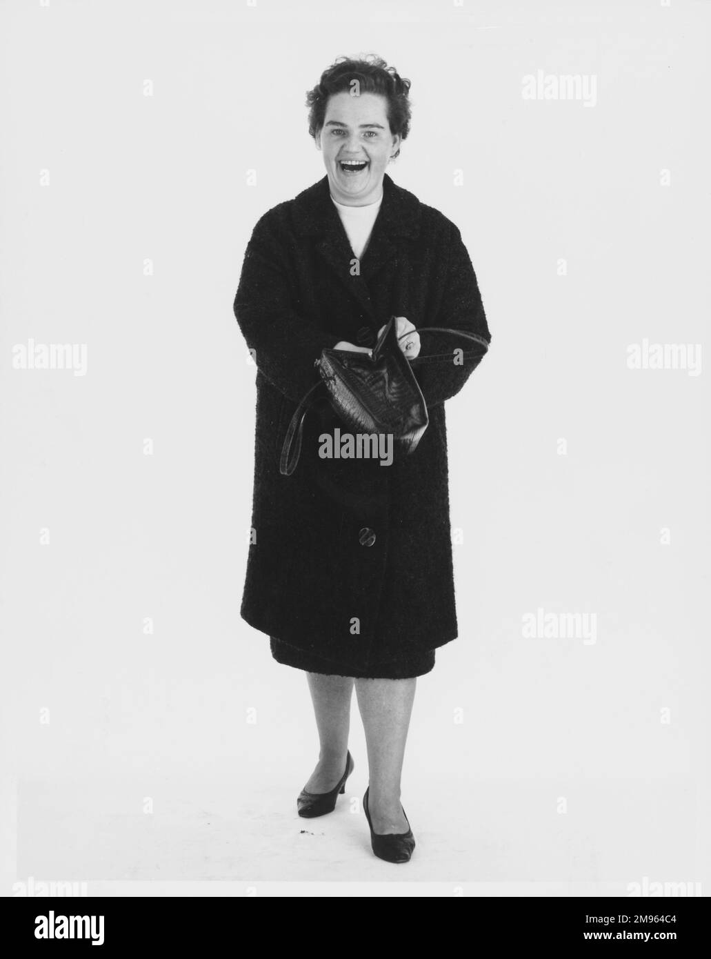 Ritratto completo di una donna che entra nella sua borsa. Foto Stock