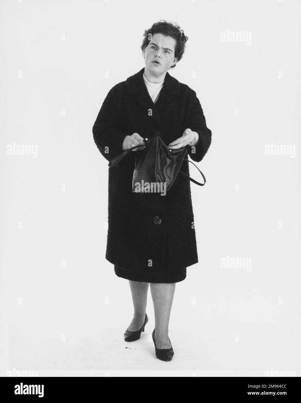 Ritratto completo di una donna che ha scoperto qualcosa che manca dalla sua borsa. Foto Stock