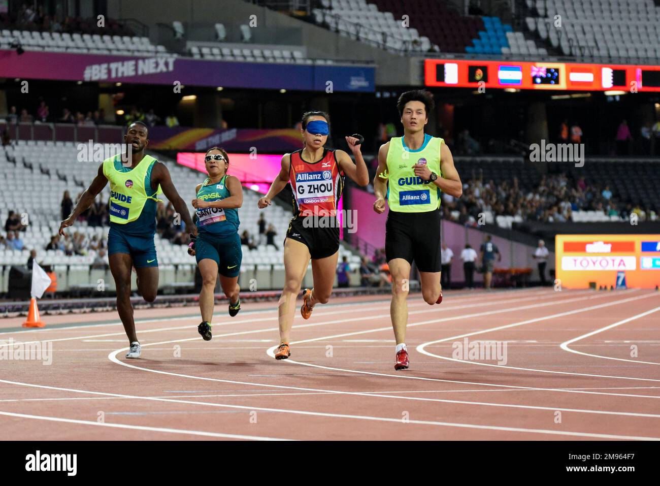 Gouhua Zhou & Julia Santos competono nella categoria 100m T11 ipovedenti dei Campionati mondiali di Para Athletics 2017 allo stadio di Londra, Regno Unito Foto Stock