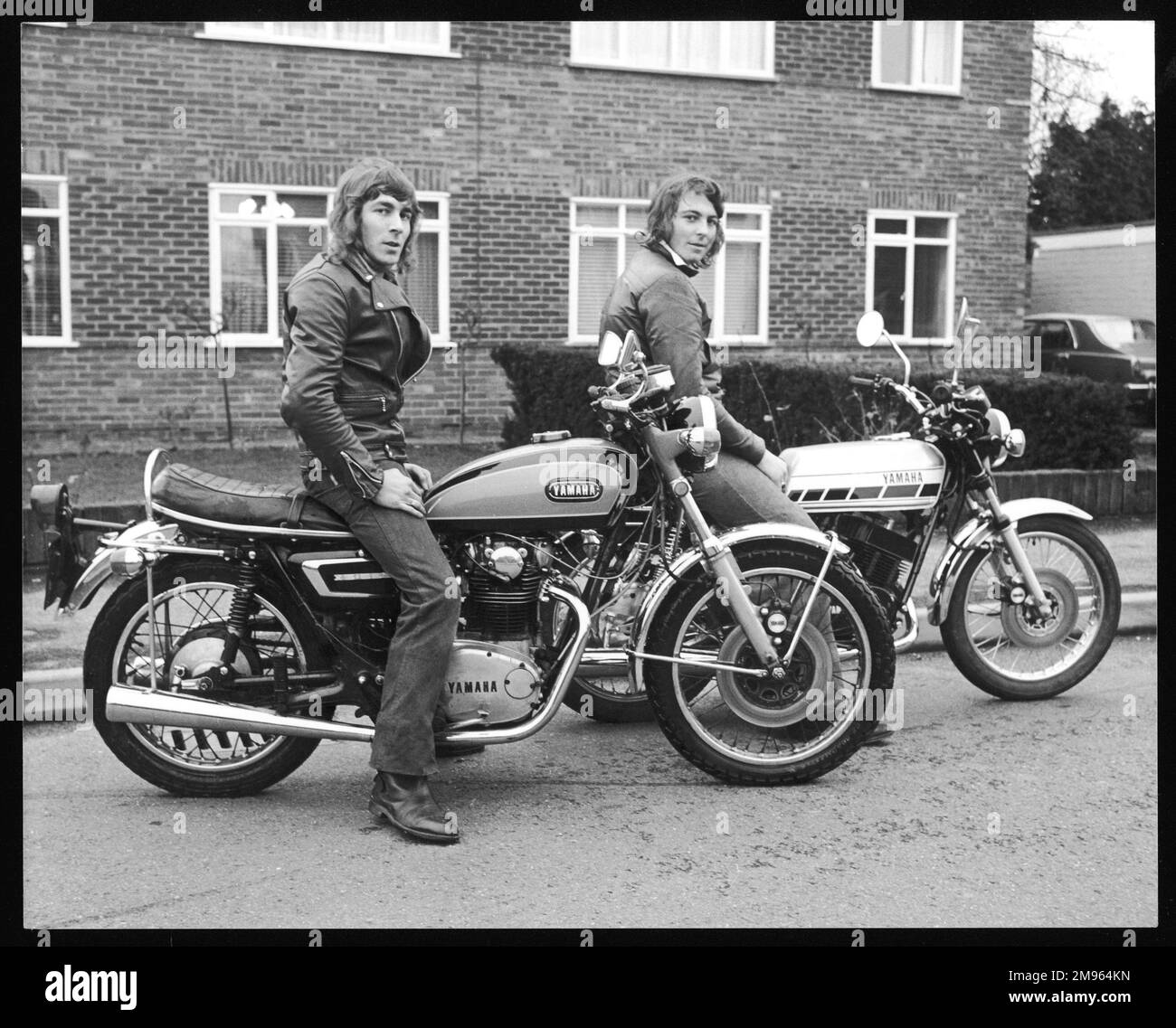Due giovani (i fratelli Colin e Kevin Boxall, figli del fotografo), sulle loro moto Yamaha. Foto Stock