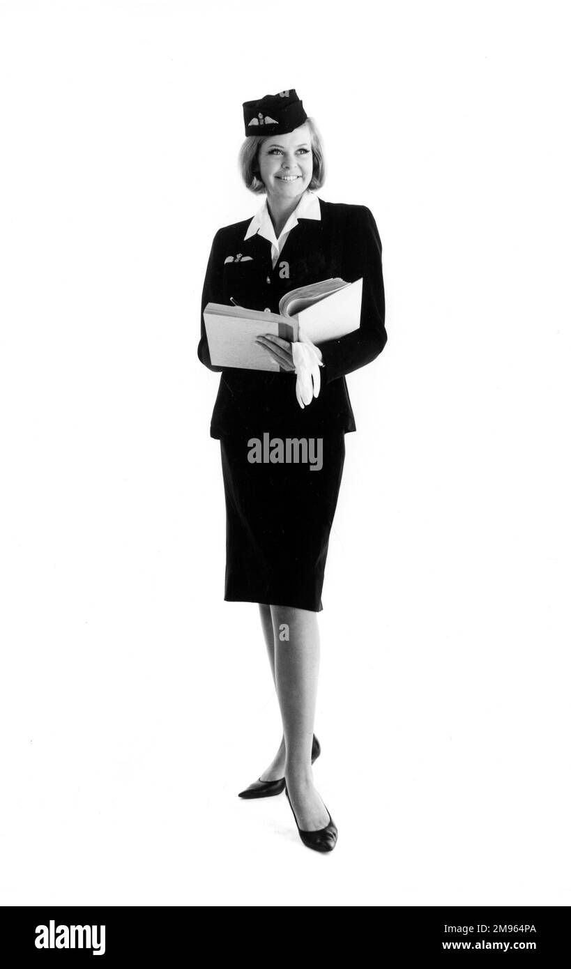 Ritratto completo di un'hostess dell'aria che scrive un libro che sta tenendo. Foto Stock