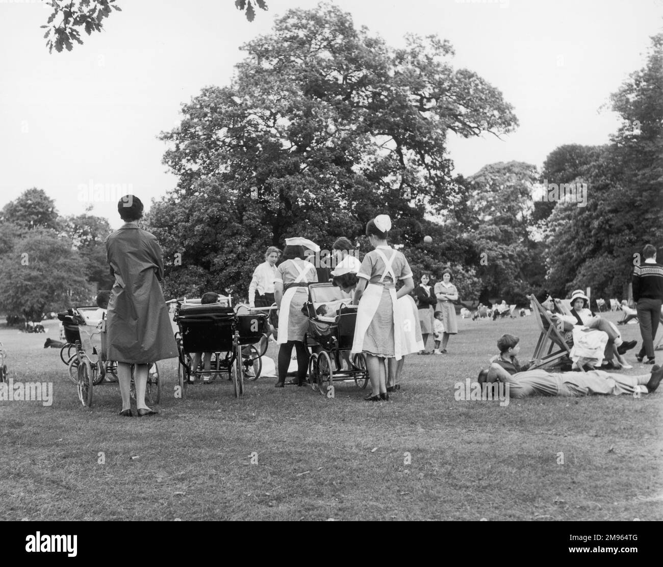 Un gruppo di infermieri che prendono i loro bambini in un viaggio al parco durante il Baby Boom 60s. Foto Stock