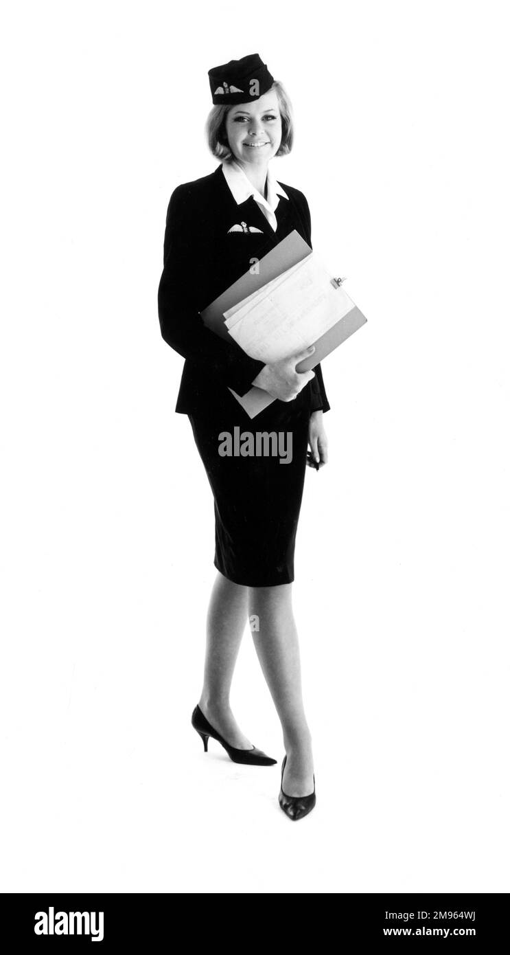 Ritratto completo di una hostess aerea che tiene una clipboard. Foto Stock