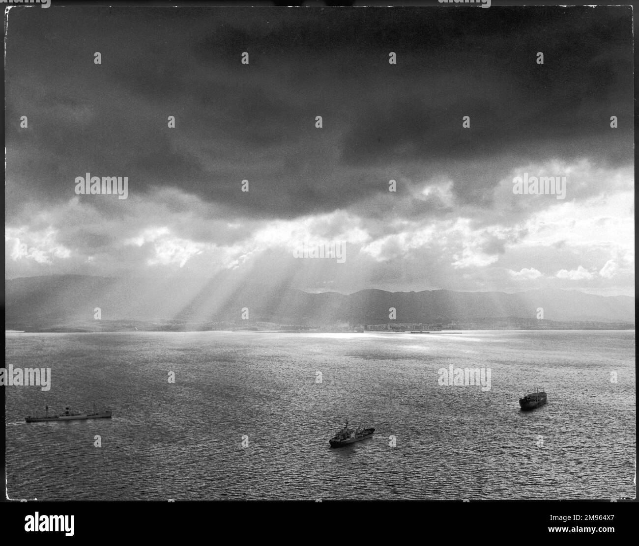Un suggestivo cielo nuvoloso con raggi di sole che si irradiano verso il mare, Gibilterra Bay, Spagna. Foto Stock