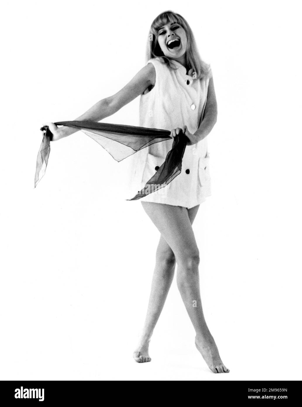 Ritratto completo di una donna che si posa in una possente. Foto Stock