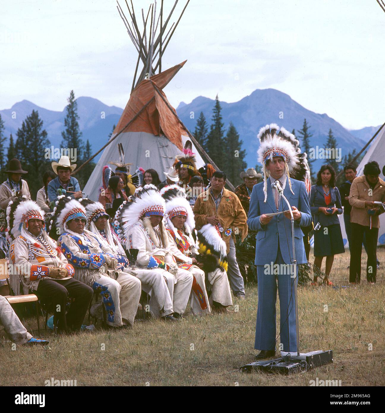 CHARLES, PRINCIPE DEL GALLES con i capi indiani Stoney durante una visita in Canada nel 1985. Foto Stock