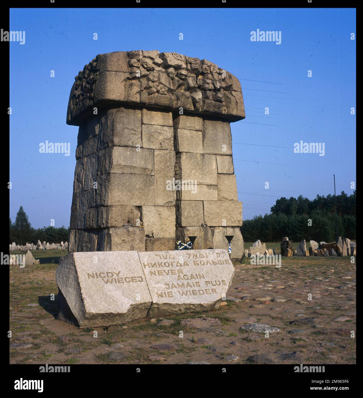 Il Memoriale al campo di sterminio di Treblinka. La pietra più grande rappresenta Varsavia che ha mandato oltre 310.000 ebrei nel campo in poco più di tre mesi Foto Stock