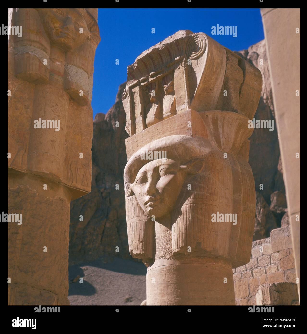 Colonna raffigurante la dea egiziana HATHOR, nella cappella Hathor del tempio Hatshepsut (o Hashepsowe) - Deir el- Bahri - Tebe (Luxor), Egitto Foto Stock