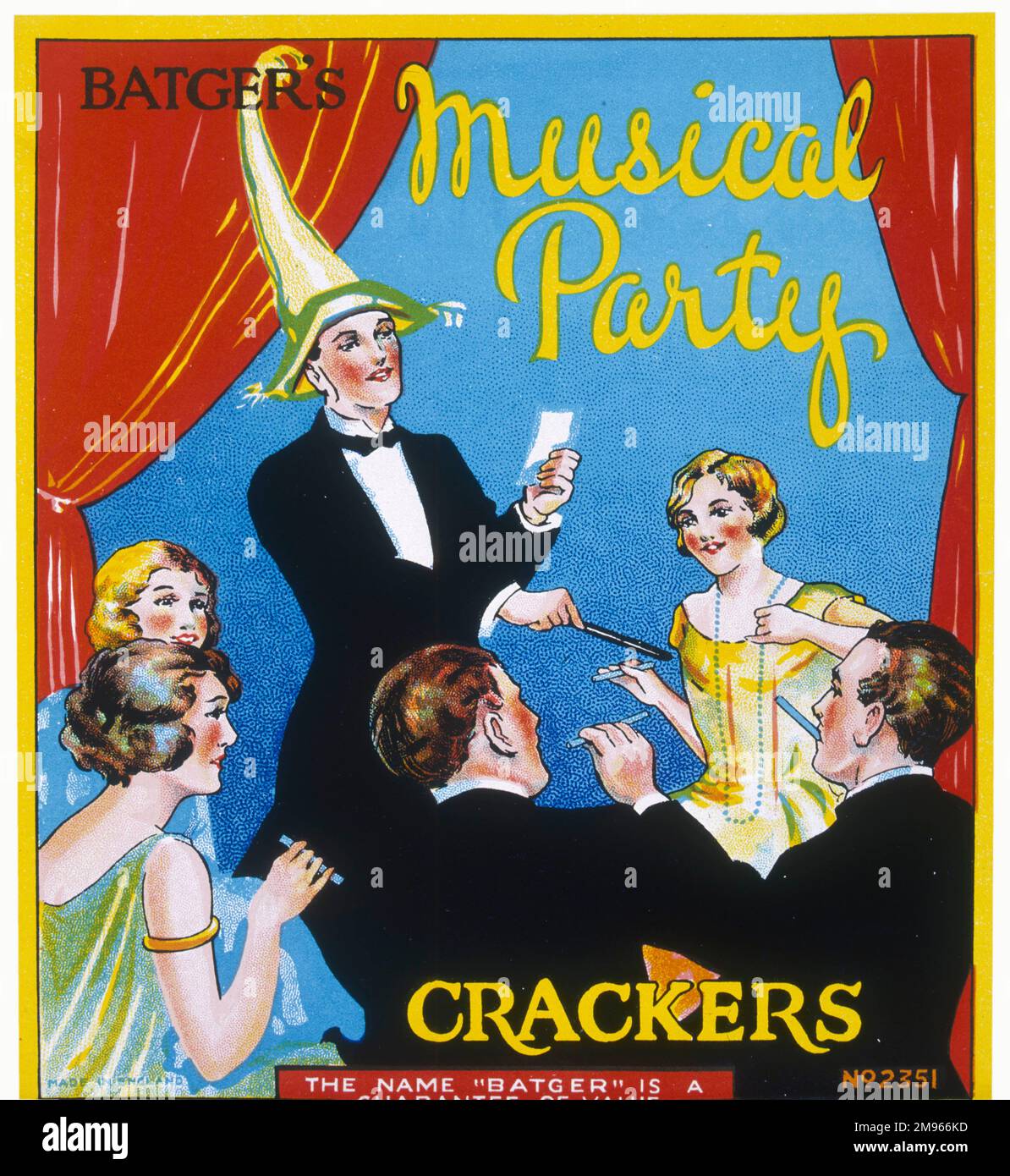 Un gruppo si diverte con una partita in cui a tutti viene dato un fischio e una persona, indossando un cappello piuttosto sciocco, si alza e conduce. Foto Stock