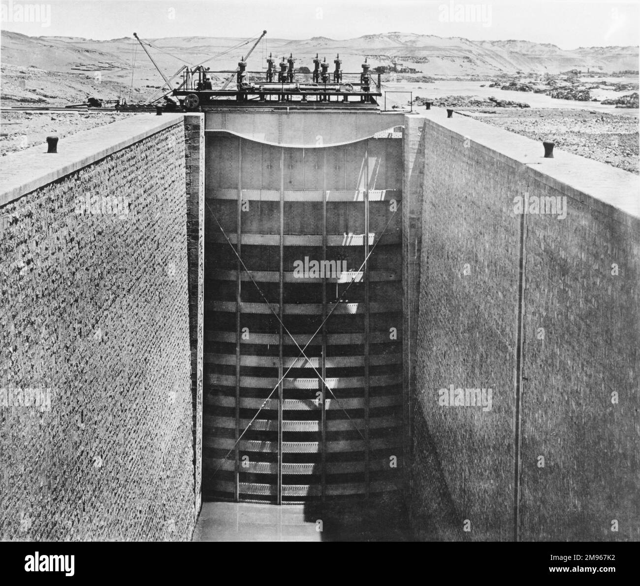 Le porte della serratura sulla vecchia o bassa diga di Assuan, sul fiume Nilo in Egitto, completato nel dicembre 1902 dagli appaltatori britannici. Foto Stock