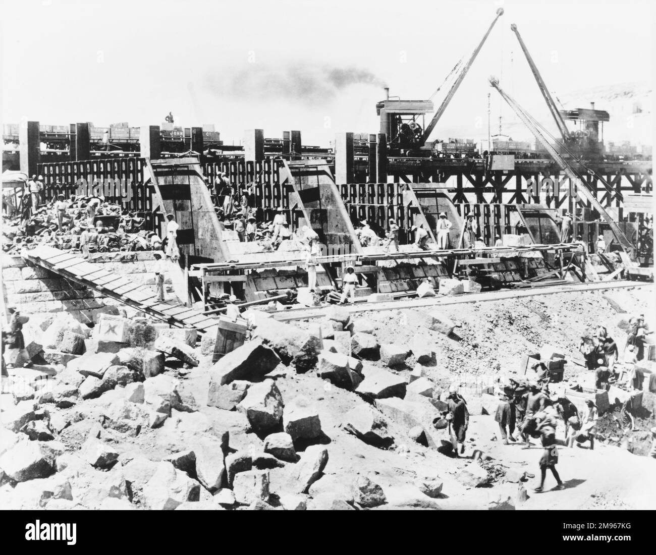 Costruzione della diga di Assuan (la vecchia o bassa diga): Fanghi fiancheggiati da ghisa. Progettato da Sir William Willcocks, gli inglesi iniziarono a costruire la diga nel 1889 e fu aperta nel dicembre 1902. Foto Stock