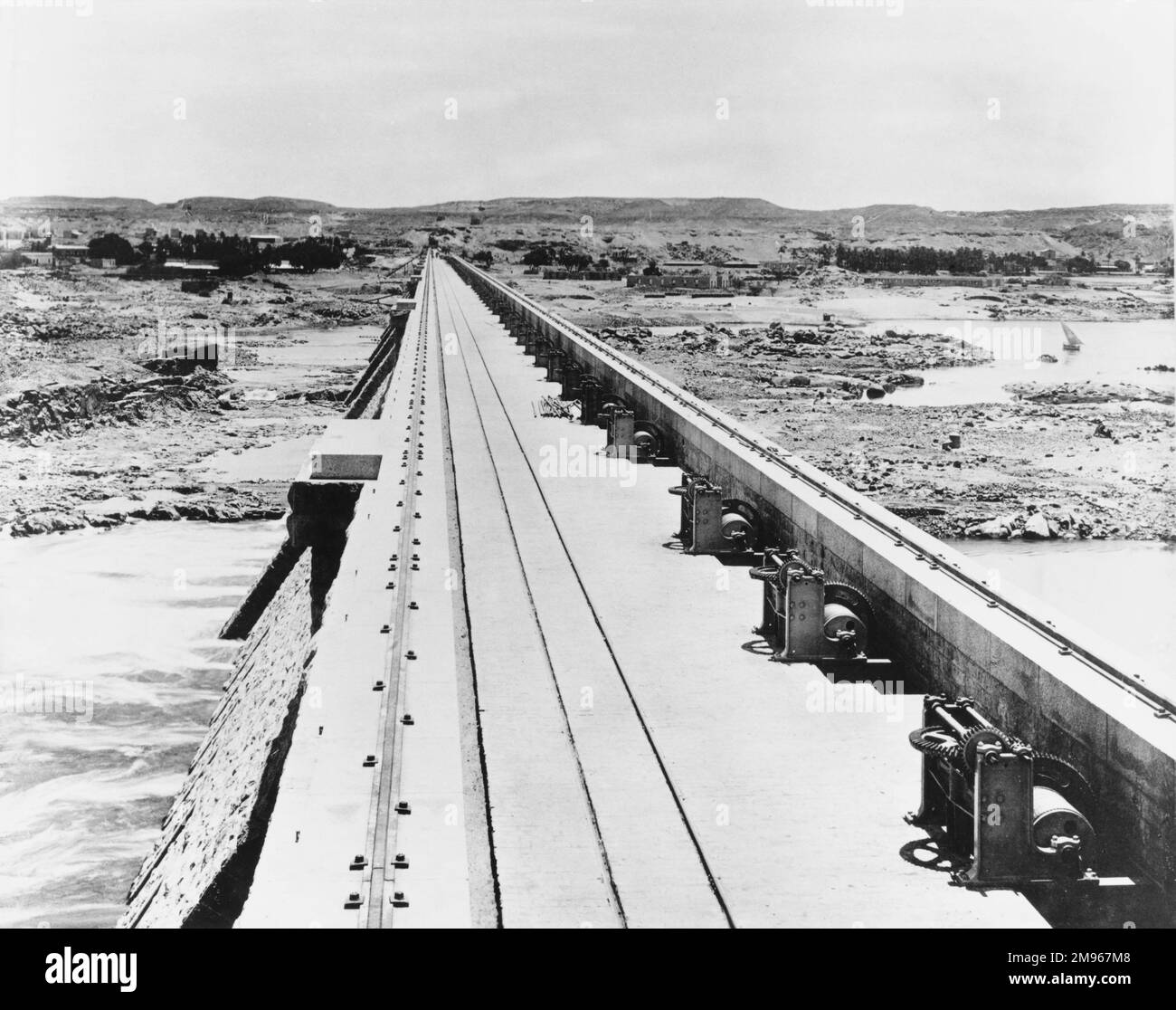 Strada sulla cima della diga di Assuan (la vecchia o bassa diga) sul Nilo, Egitto. Foto Stock