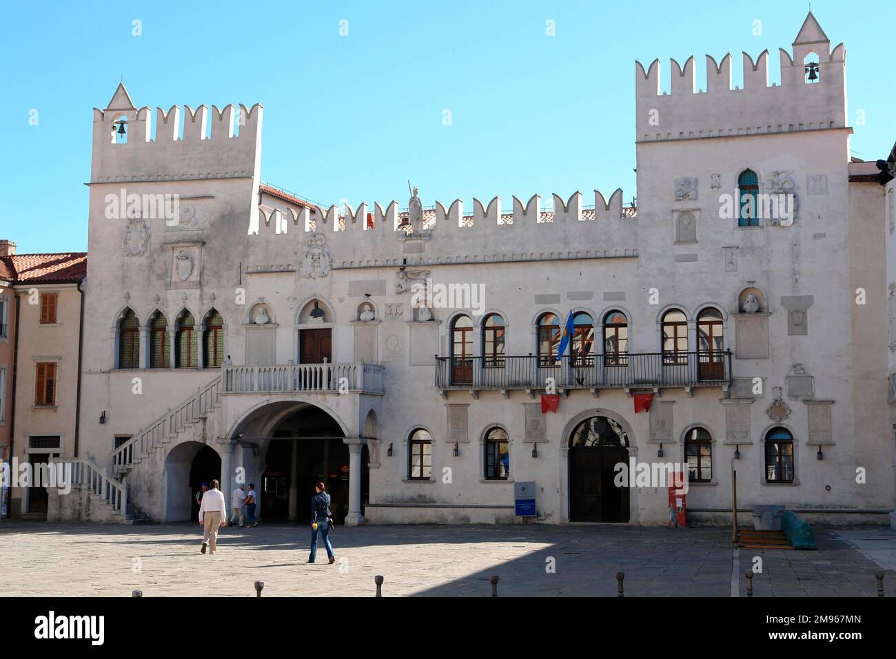 Il Municipio in Piazza Tito a Capodistria, sulla costa adriatica della Slovenia. L'edificio risale al 15th ° secolo, un palazzo pretoriano in stile gotico ventiano. Foto Stock