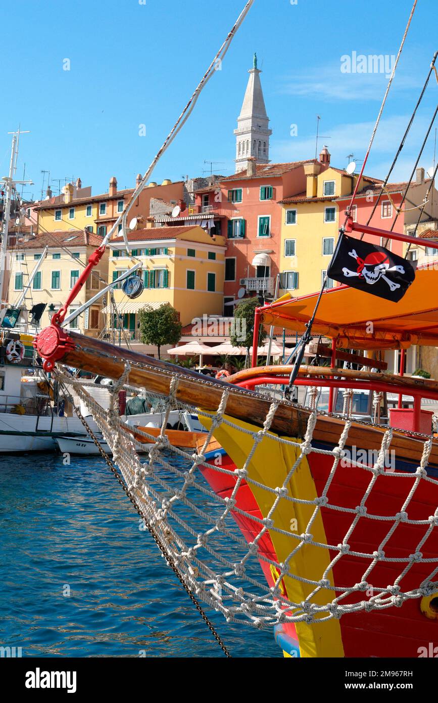 La prua di una nave turistica e una vista sulla città vecchia di Rovigno, sulla costa occidentale dell'Istria, Croazia. Foto Stock