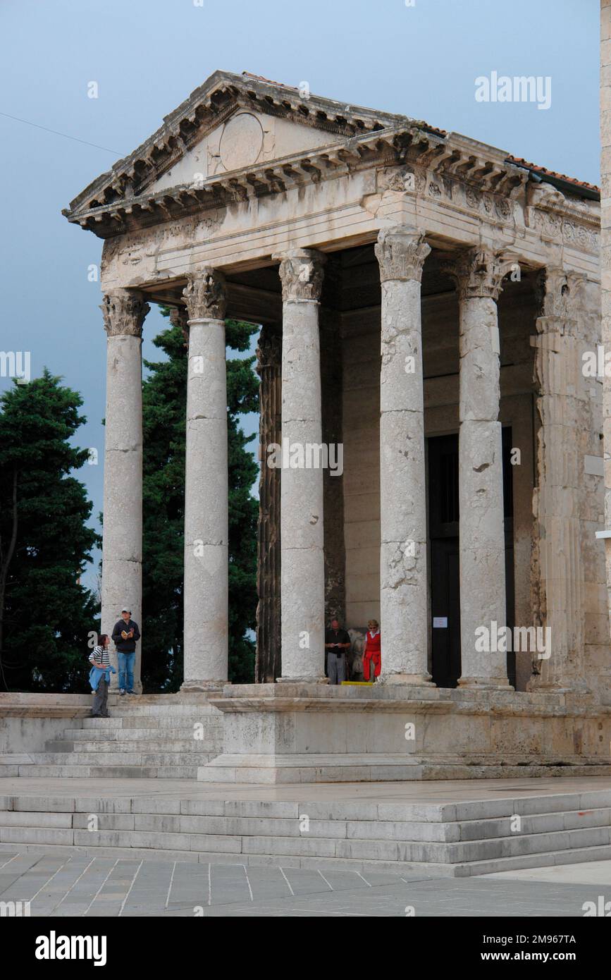 Il Tempio di Augusto a Pola, sulla costa occidentale dell'Istria, in Croazia. Fu dedicata congiuntamente al primo imperatore romano, Augusto, e alla dea Roma, la personificazione della Città di Roma. Foto Stock