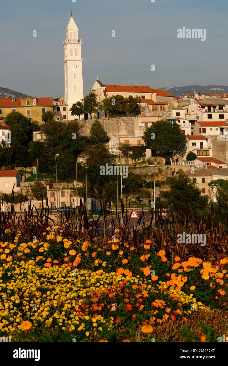 Vista sulla città e la chiesa di Novi Vinodolski, sulla costa adriatica della Croazia. Foto Stock