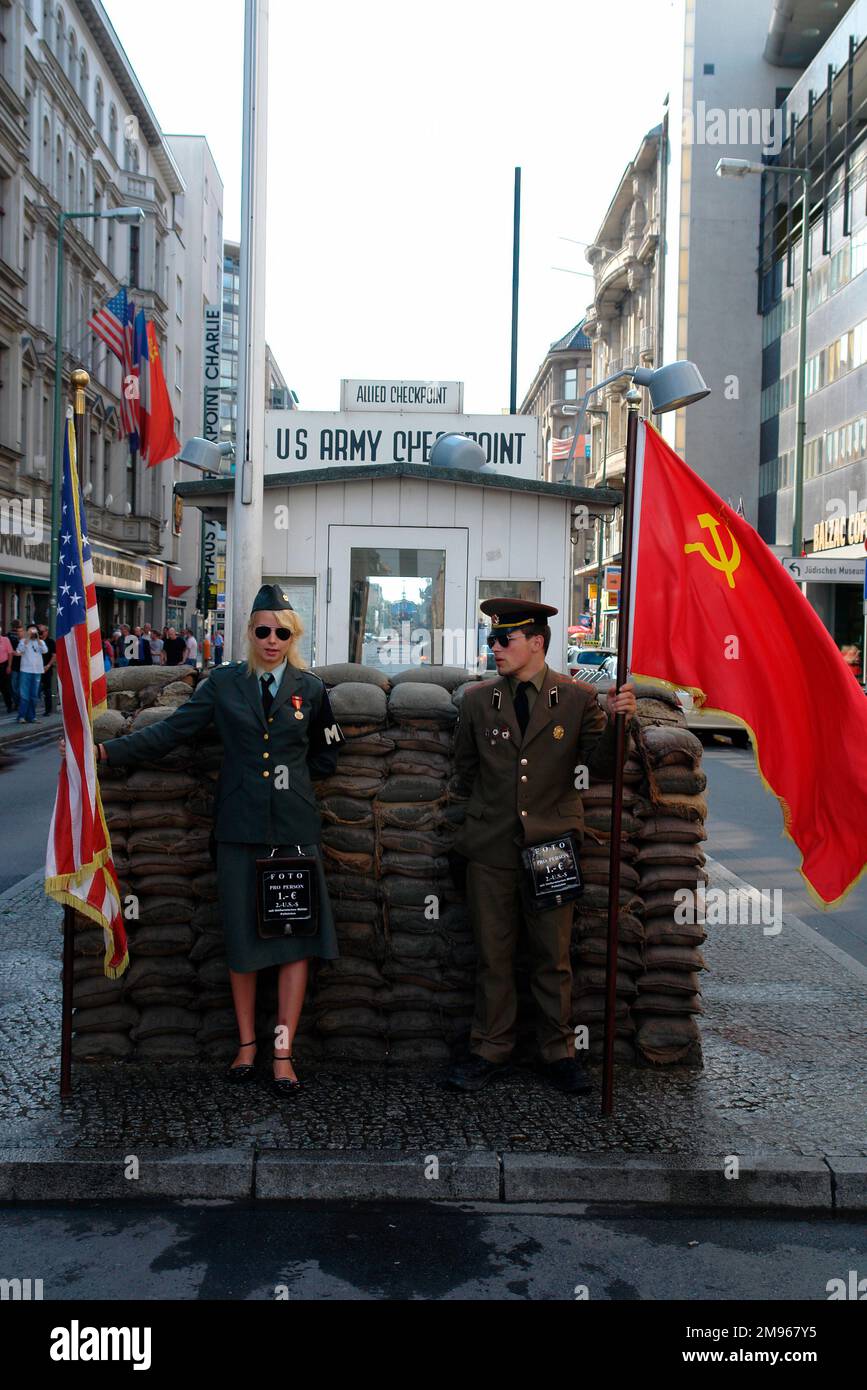 Ricostruzione del Checkpoint Charlie per i visitatori del museo di Friedrichstrasse, Berlino, Germania. Foto Stock