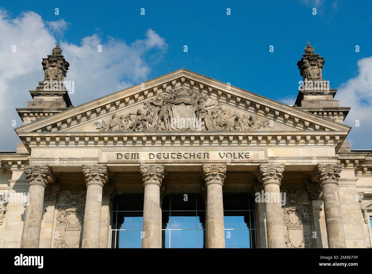 Un particolare dell'ingresso al palazzo del Reichstag a Berlino, in Germania, è stato aperto nel 1894 per ospitare il parlamento tedesco. Fu gravemente danneggiata da un incendio nel 1933 e la sua ricostruzione non fu completata fino al 1999. La dedica, "DEM Deutschen Volke", "per il popolo tedesco", è iscritta sull'architrave. Foto Stock
