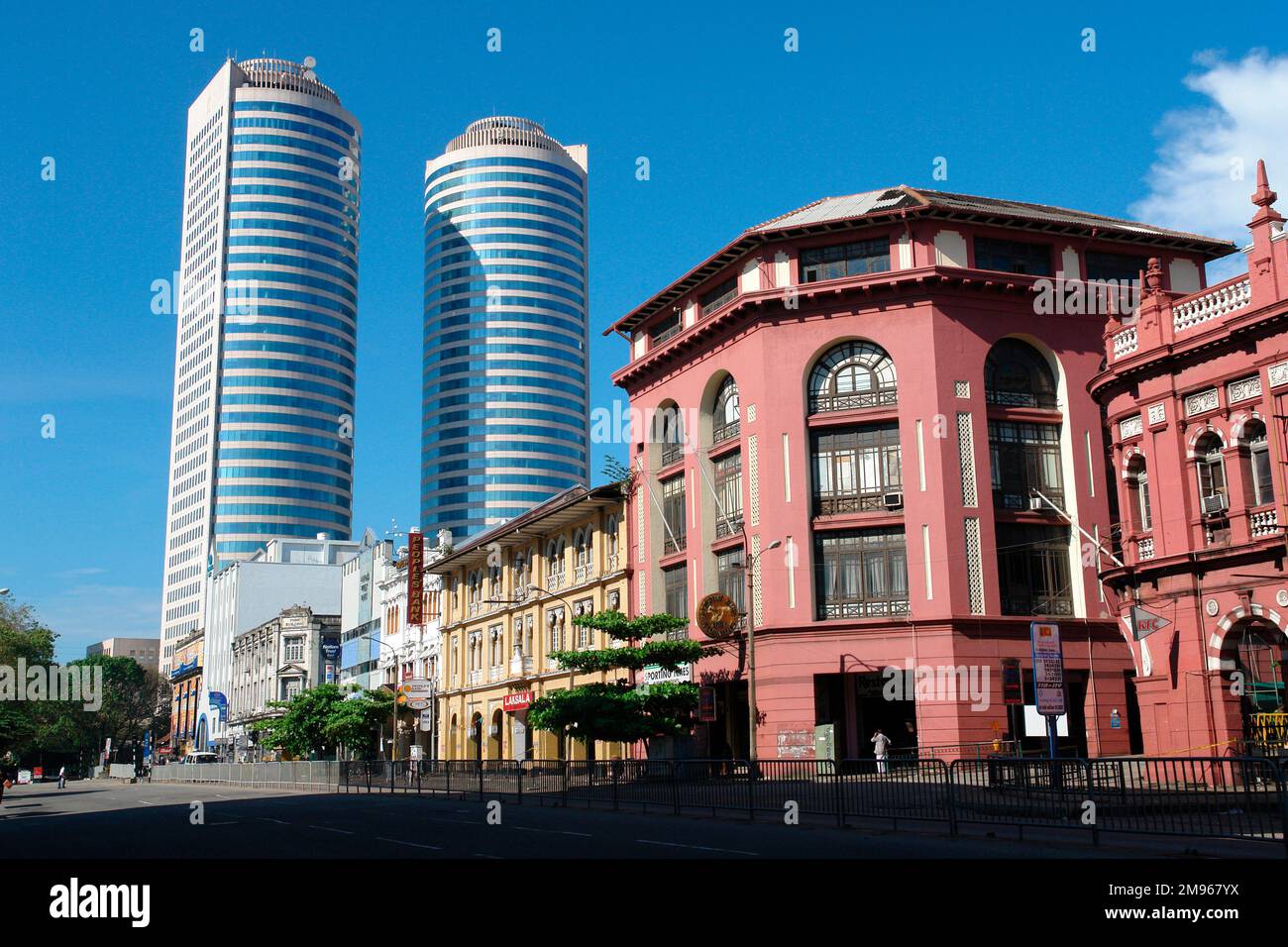 Case commerciali in stile coloniale e le torri gemelle del World Trade Centre nell'area del Forte di Colombo, Sri Lanka. Foto Stock