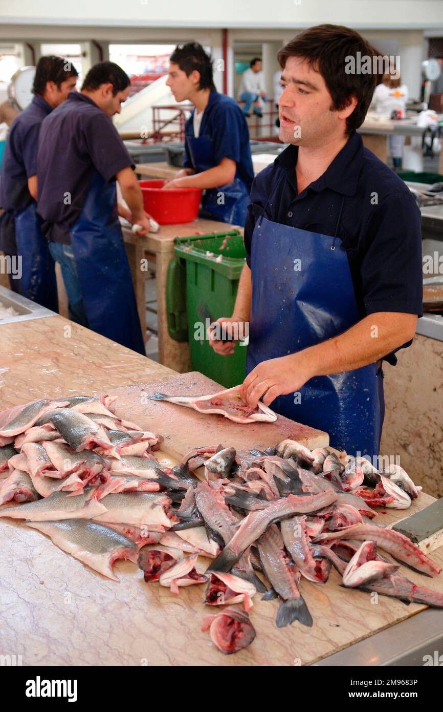 Pescivendoli nel mercato del pesce al Mercado dos Lavradores (mercato dei lavoratori) a Funchal, la capitale di Madeira. Foto Stock