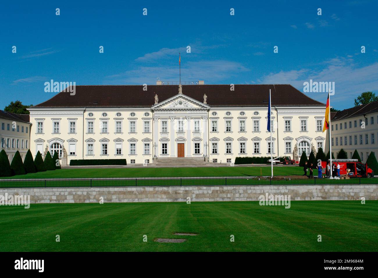 Palazzo Bellevue (Schloss Bellevue), vicino al parco Tiergarten, Berlino, Germania. Costruito nel 1786, è la residenza principale del presidente tedesco dal 1994. Foto Stock
