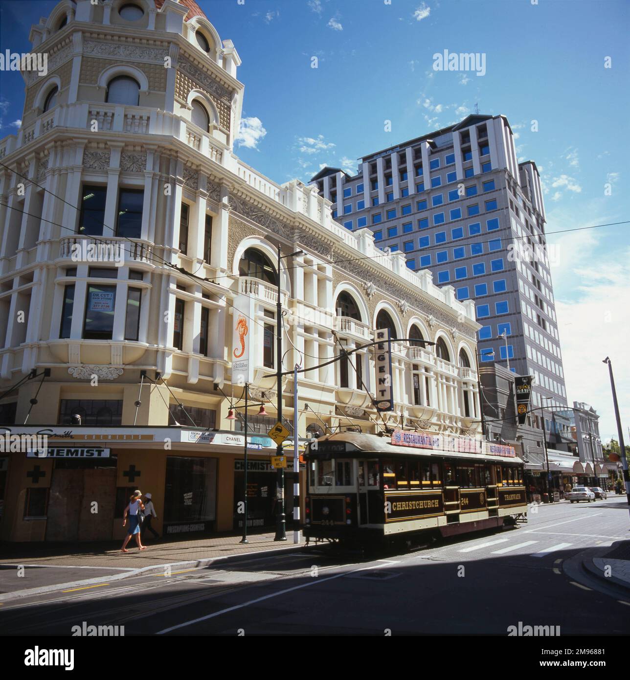 Street scene a Christchurch, South Island, Nuova Zelanda, con un tram che passa accanto a un negozio. Lunedì 21st febbraio 2011 la città è stata colpita da un devastante terremoto di magnitudo 6,3, che ha causato una devastazione diffusa e la perdita di vite umane. Foto Stock