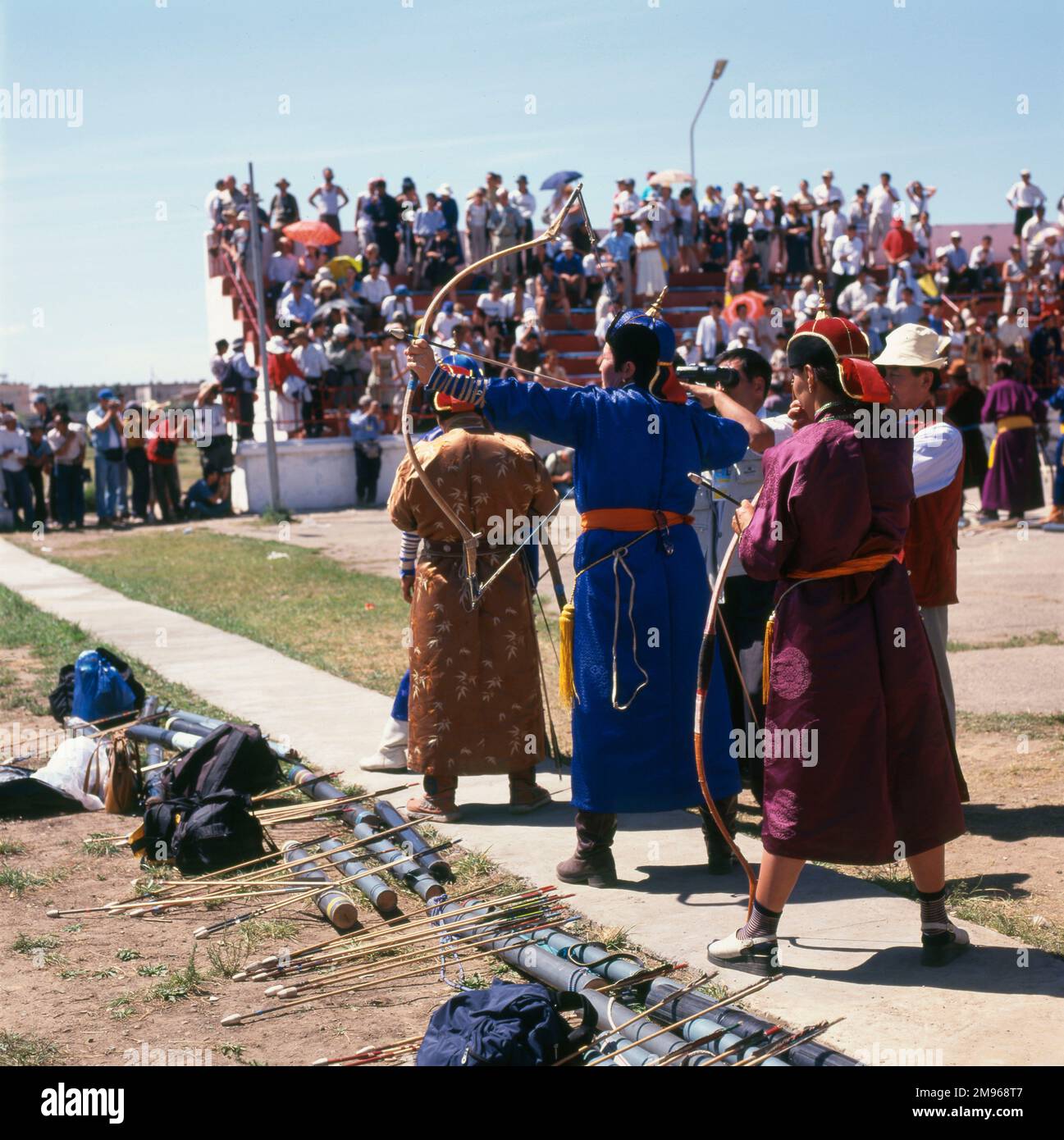 Le arciere femminili partecipano a un concorso durante l'annuale Naadam Festival nello stadio di Ulaanbaatar (o Ulan Bator), capitale della Mongolia. I giochi tipici che si svolgono durante questo festival competitivo sono il wrestling, il tiro con l'arco e le corse di cavalli. Foto Stock