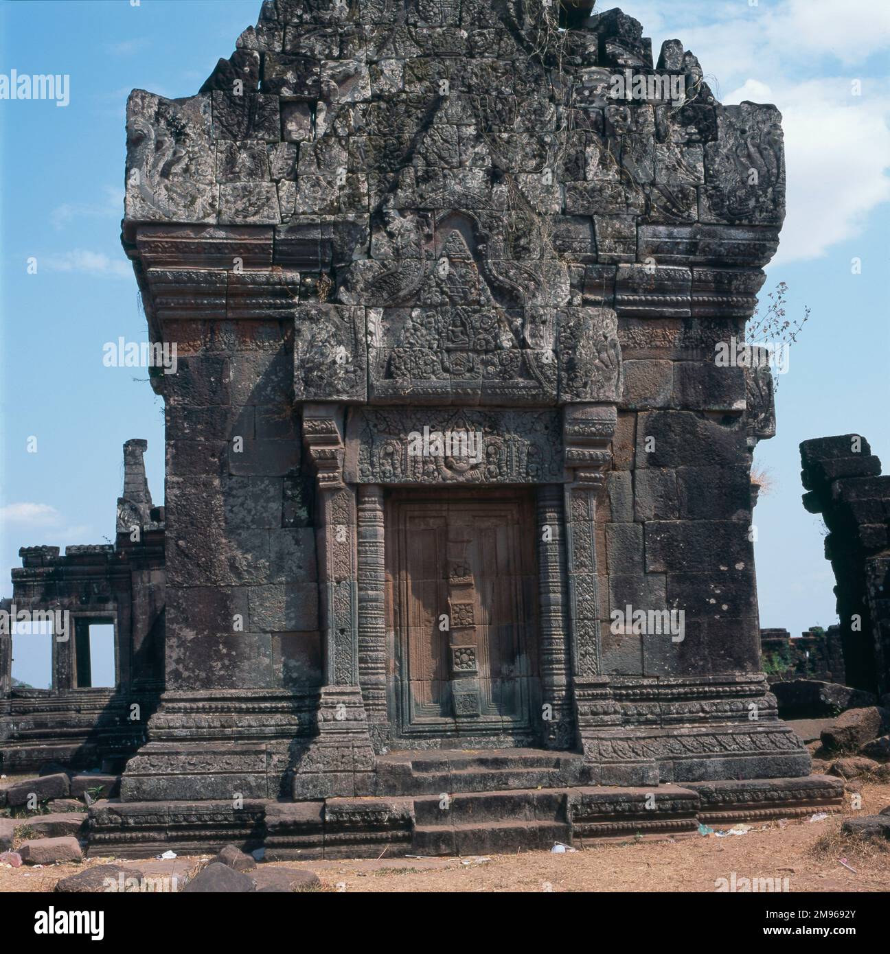 Rovina del Wat Phou o VAT Phou, un complesso di templi Khmer nella provincia di Champasak, Laos meridionale. Le strutture sopravvissute risalgono ai secoli 11th-13th. Foto Stock