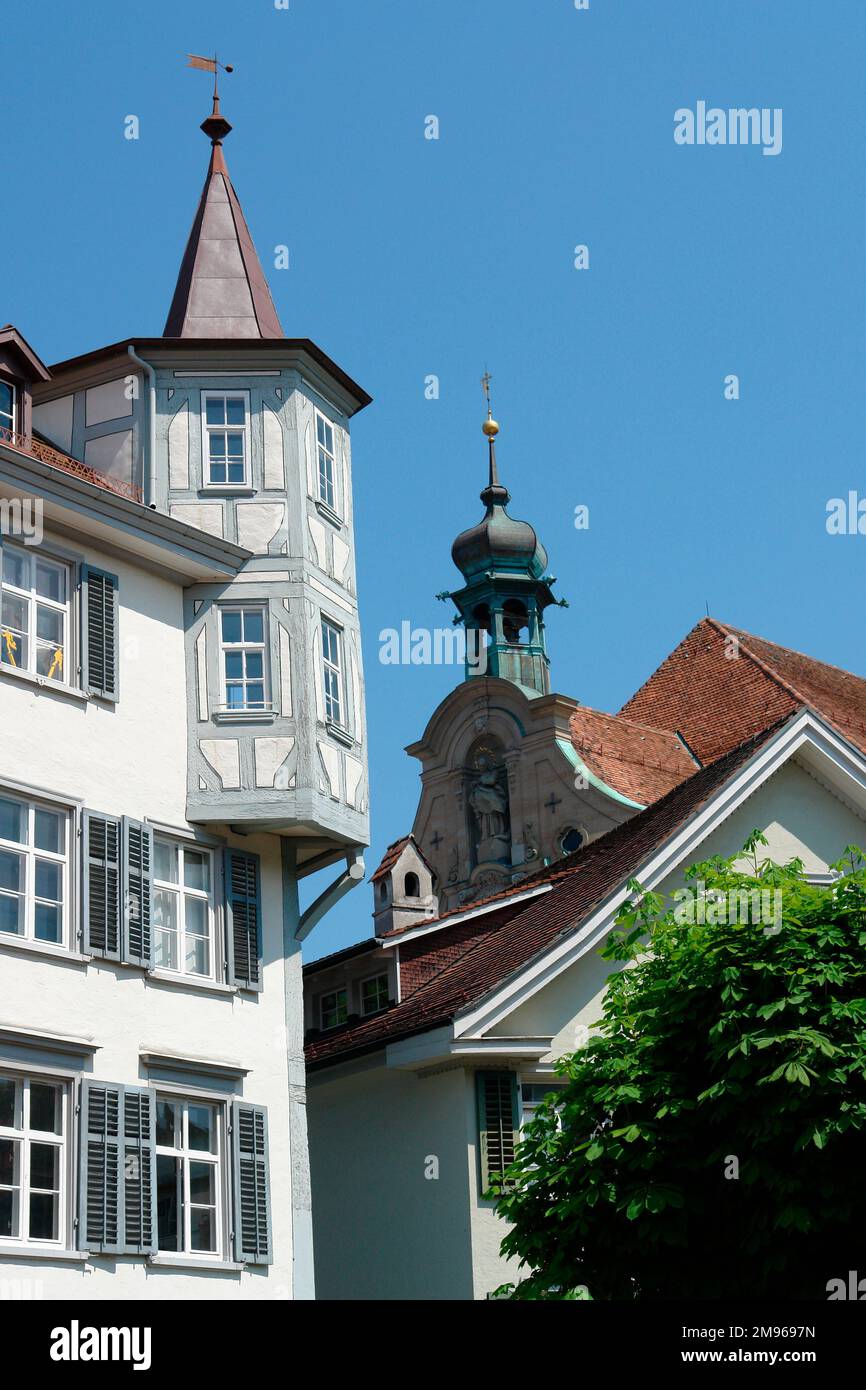 Dettagli architettonici nella parte vecchia di San Gallo, in Svizzera, tra cui una camera a torretta che si protana fuori dall'angolo di un edificio. Foto Stock