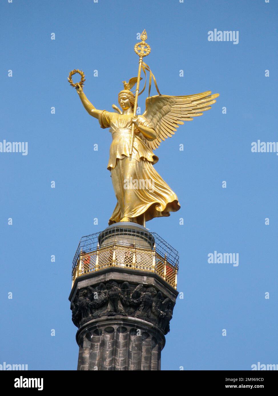 La figura di bronzo alato Victoria sulla cima del Siegessaeule (colonna della Vittoria). La colonna della Vittoria (Siegessaule) a Berlino, Germania, progettata nel 1860s per commemorare la vittoria prussiana nella guerra danese-prussiana. Quando fu inaugurato nel 1873, la Prussia aveva sconfitto anche l'Austria nella guerra austro-prussiana (1866) e la Francia nella guerra franco-prussiana (1870-71). Foto Stock