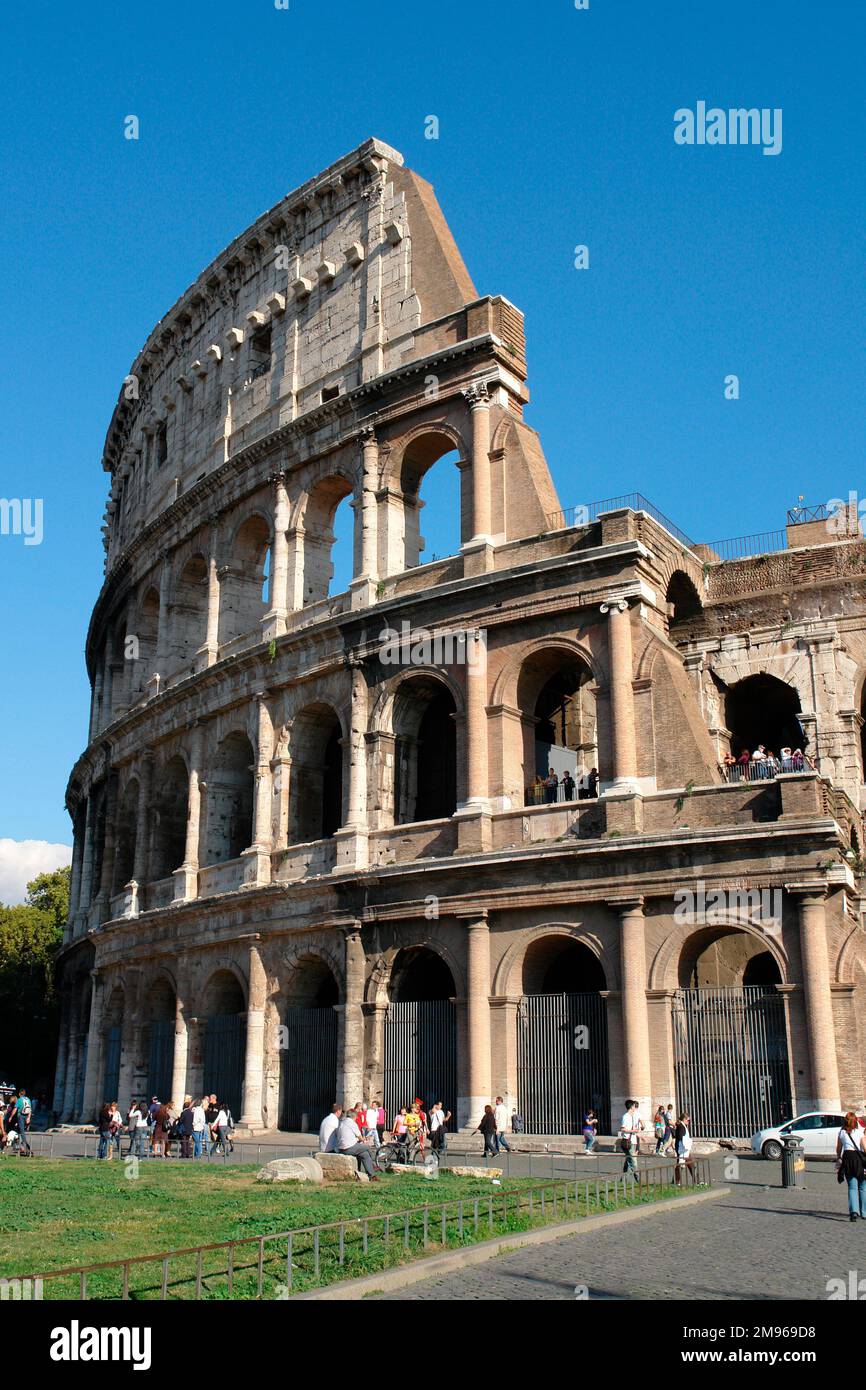 Vista sul famoso anfiteatro romano, il Colosseo, a Roma. Completata nel 80 d.C., fu la sede principale di Roma per i concorsi gladiatoriali e altri spettacoli pubblici, compresa l'esecuzione di criminali, e poteva ospitare 50.000 spettatori. Foto Stock