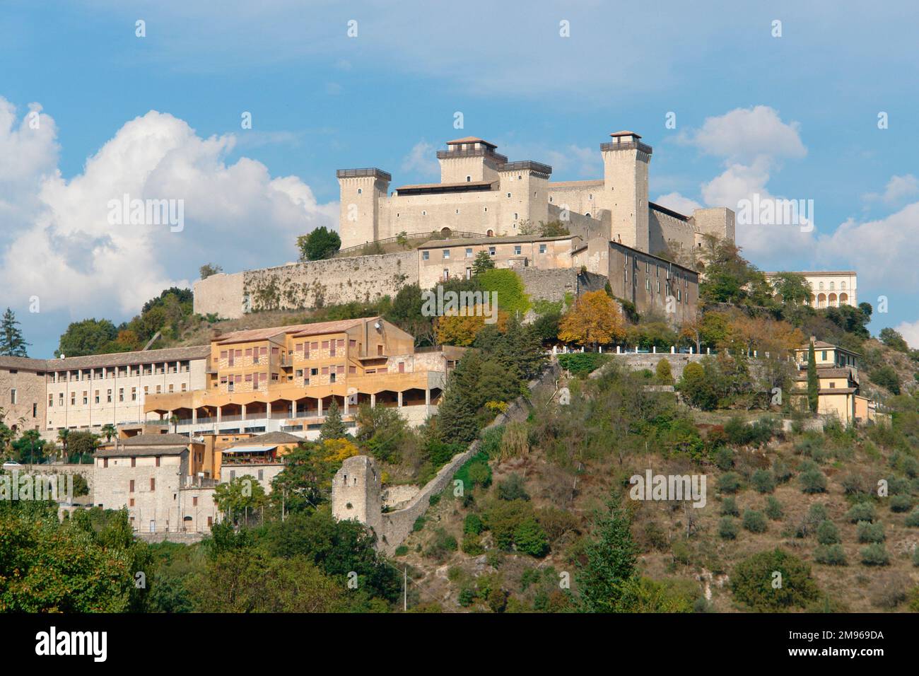 Veduta del Castello Albornoziano del 14th° secolo o Rocca Albornoziana, punto focale dell'antica città di Spoleto in Umbria. Foto Stock