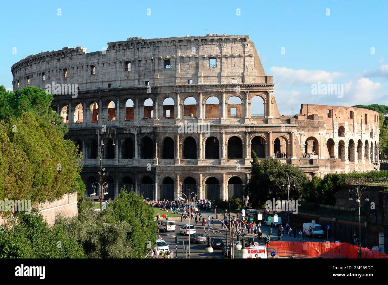 Vista sul famoso anfiteatro romano, il Colosseo, a Roma. Completata nel 80 d.C., fu la sede principale di Roma per i concorsi gladiatoriali e altri spettacoli pubblici, compresa l'esecuzione di criminali, e poteva ospitare 50.000 spettatori. Foto Stock