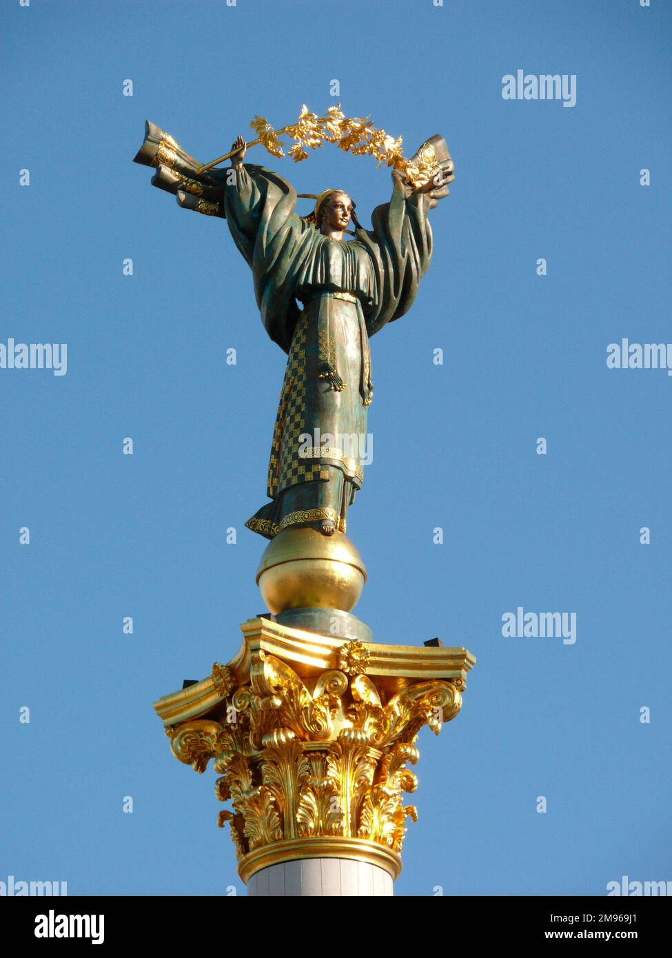 Vista ravvicinata della figura in cima al pilastro della libertà (o pilastro dell'indipendenza) in Piazza dell'Indipendenza (Maidan Nezalezhnosti), Kiev, Ucraina. L'Ucraina ha ottenuto l'indipendenza dalla Russia nel 1991. Foto Stock