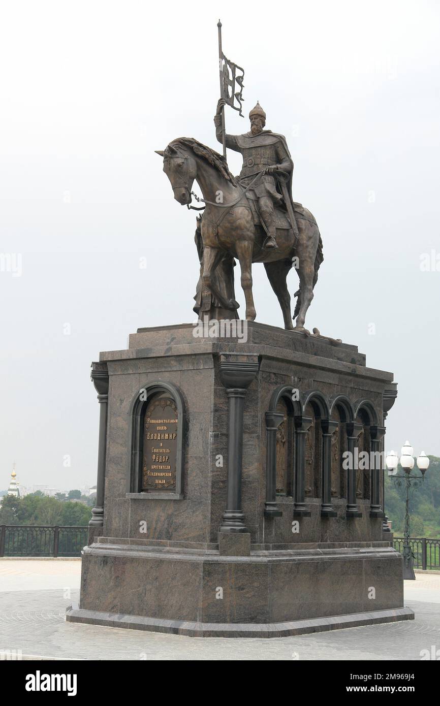 Vista della statua equestre del fondatore della città di Vladimir, Vladimir II Monomakh (1053-1125), un Gran Principe di Rus Kievan. Si dice che abbia fondato la città nel 1108, anche se alcuni studiosi ritengono che sia più vecchia di questa. Era una delle capitali medievali della Russia. Foto Stock