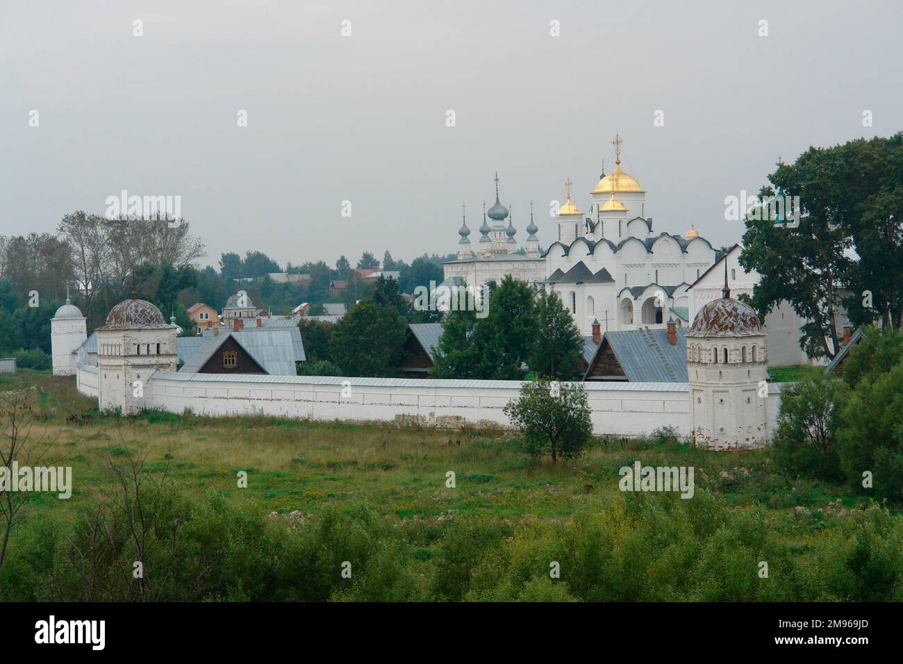 Vista del Monastero di Pokrov, o Convento dell'intercessione, a Suzdal, Russia. È stato fondato nel 1364 e comprende la sistemazione in hotel. Foto Stock