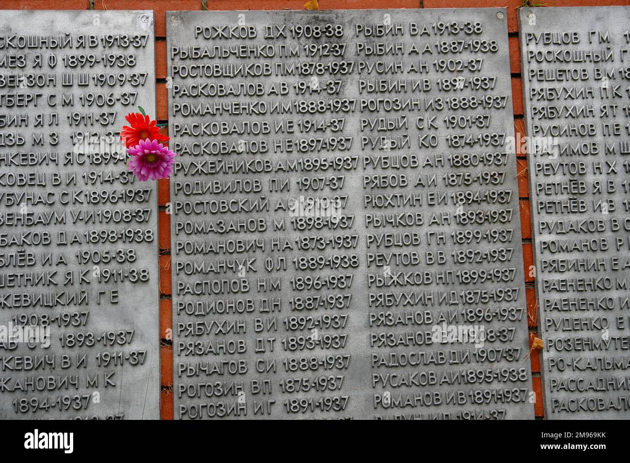 Particolare di un memoriale che riporta i nomi delle vittime dell'omicidio di massa di Stalin a Ekaterinburg, Russia, nel 1937-1938. Foto Stock