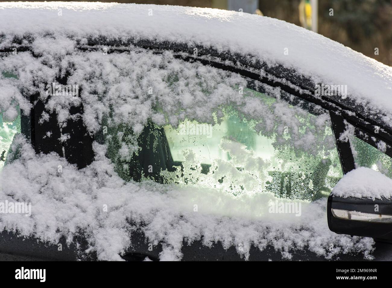 Ardara, Contea di Donegal, Ireland Weather. 17th gennaio 2023. Neve su un'auto parcheggiata, la neve continua a cadere nella contea nord-occidentale. Foto Stock