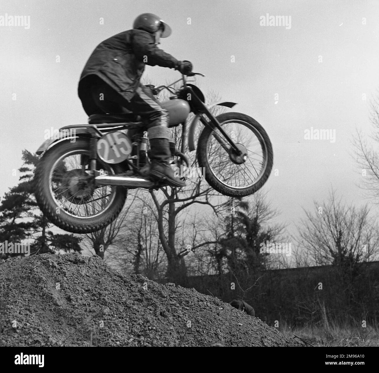 Un motociclista decollare in aria, probabilmente a una motocicletta scrambling. Foto Stock