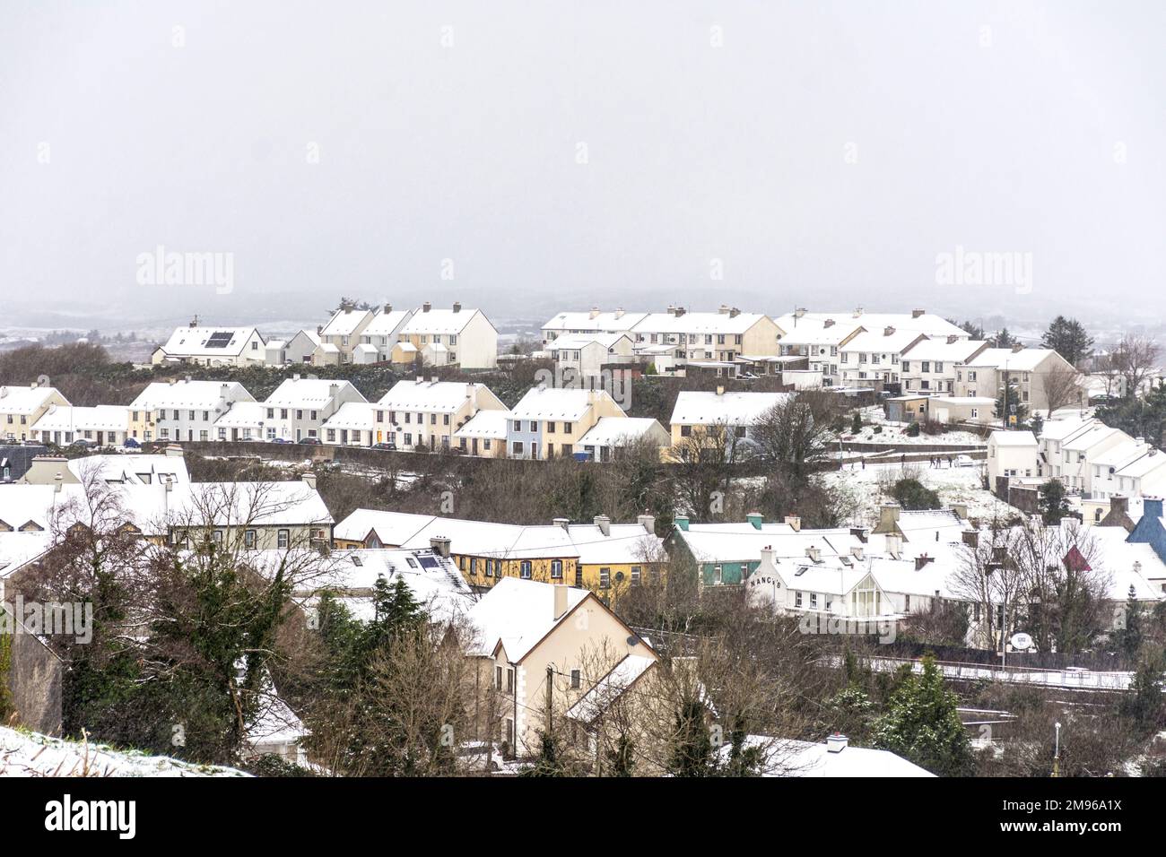 Ardara, Contea di Donegal, Ireland Weather. 17th gennaio 2023. Una vista del villaggio come la neve continua a cadere nella contea nord-occidentale. Foto Stock
